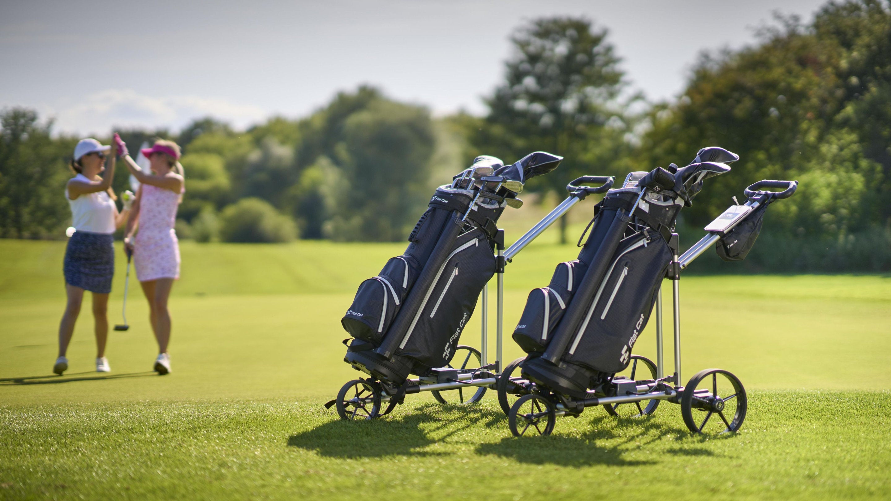 Flat Cat Elektro Golf Trolley auf dem Fairway
