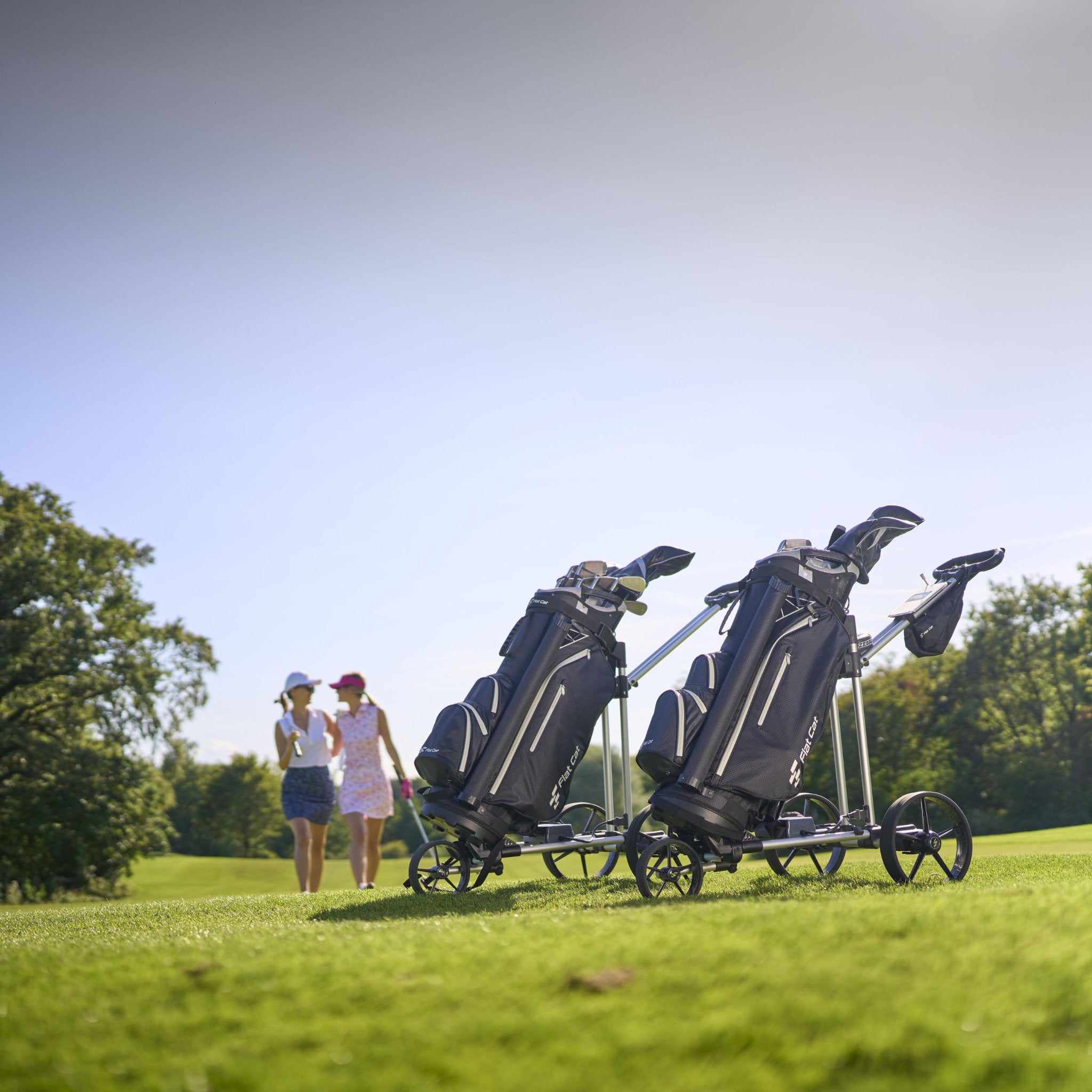 Flat Cat Elektro Trolleys auf dem Golfplatz